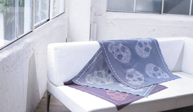 <strong>阪急メンズ東京｜ゴールデンウィーク</strong><br />ACCESSORY<br /><strong>Alexander McQueen｜アレキサンダー・マックイーン<br />夏のアクセントは、マックイーンのマルチスカル</strong><br /><br />阪急メンズ限定のバンダナスカーフは“シェブロン”“ドッグトゥース”といったクラシックな柄をパッチワークしたプリントで、アイコニックなスカルモチーフを表現。ブラック×アイボリー、ネイビー×ピンク、ネイビー×ホワイトの3色展開。ハリがあって、さらりとした手触りが特徴の初夏にぴったりのコットンボイル素材を使用している。<br />バンダナスカーフ各2万3100円（阪急メンズ大阪2階／阪急メンズ東京2階）