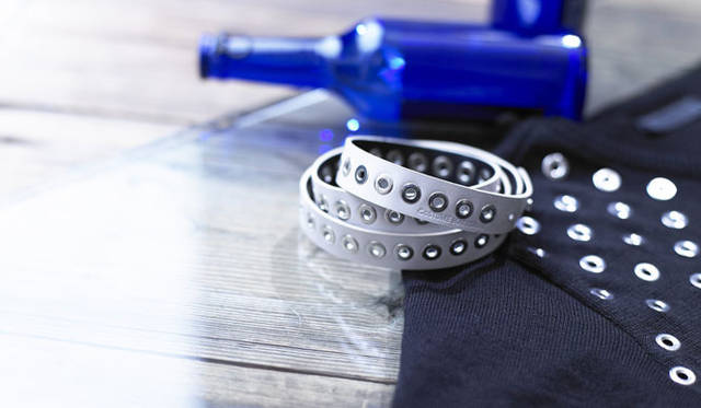 <strong>阪急メンズ東京｜ゴールデンウィーク</strong><br />ACCESSORY<br /><strong>CoSTUME NATIONAL｜コスチューム ナショナル<br />ポストパンクのエッセンスを、夏の腕に飾る</strong><br /><br />デザイナーのエンニョ・カパサが兄のカルロとともにミラノでスタートした「コスチューム ナショナル」。今シーズンのテーマである“New Wave Safari”を体現したこのハトメブレスレットは、シンプルになりがちな夏の装いにアクセントをくわえたい方にお薦め。<br />ブレスレット2万8350円（阪急メンズ東京2階）