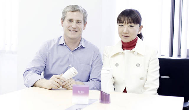 <strong>tria BEAUTY｜トリア・ビューティ</strong>　トリア・ビューティ共同創業者であり最高執行責任者（COO）のトビン・C・アイランド博士｡（左）と、藤原美智子さん