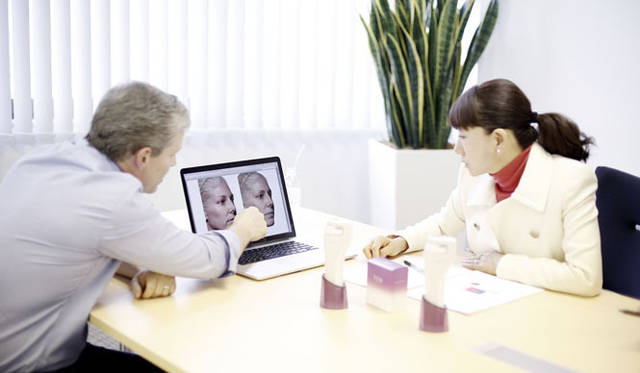 <strong>tria BEAUTY｜トリア・ビューティ</strong>　博士の説明に真剣に耳を傾ける藤原さん