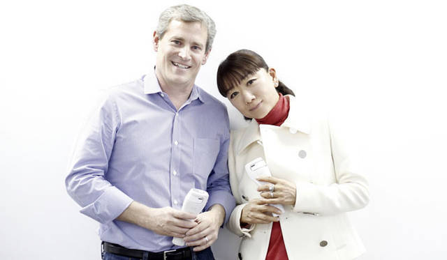 <strong>tria BEAUTY｜トリア・ビューティ</strong>　博士が45歳と聞いて驚いていた藤原さんとのツーショット