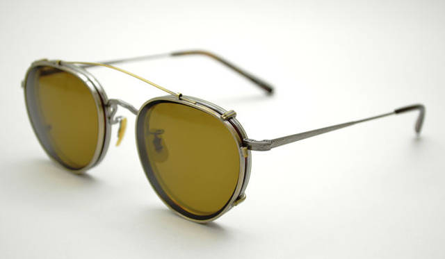 <strong>Continuer｜コンティニュエ</strong>　 OLIVER PEOPLES×Continuer別注リミテッドカラー　「MP-2」2万9400円、クリップオン各9450円