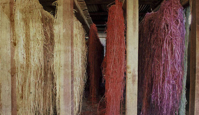 <strong>HELEN KAMINSKI｜ヘレン カミンスキー</strong>　“ラフィア”を乾燥させ染色させる