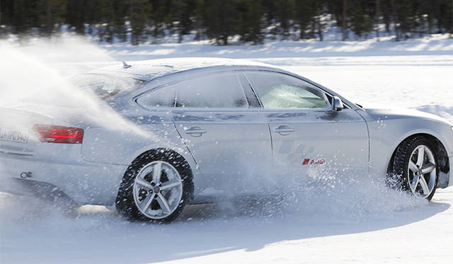 アウディの四輪駆動システム、クワトロはクラウンギアを使った最新世代のものを採用。さらにS5にはスポーツディファレンシャルという、左右後輪の駆動差で、クルマの回頭性を高めるメカニズムも搭載する