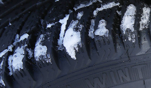 タイヤはスパイクタイヤ