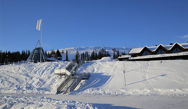 こちらが宿泊したホテルの一部。背後にスキー場がある
