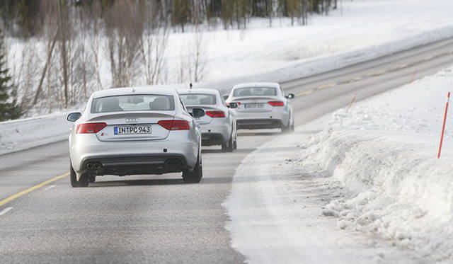 練習コースまでの道中は、それほど状態のよくない一般道を走行。スパイクタイヤながら、室内は静かで、かつ、乗り心地がいい。クワトロならではのフラットライドだ