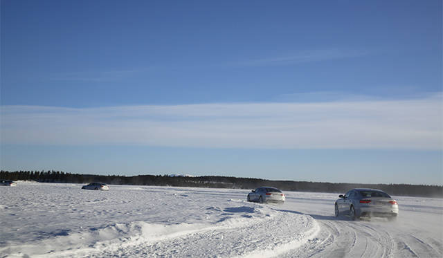 まずは、ESCを有効にして、マーカスにつづいてコースを走る