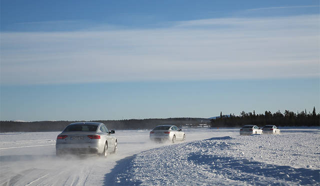 まずは、ESCを有効にして、マーカスにつづいてコースを走る