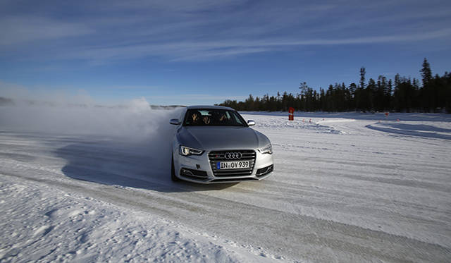室内で、カメラに手をふっているマーカス。余裕である