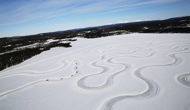 コース上の小さな点がAudi S5 スポーツバック。全長4,655×全幅1,855×全高1,375mmのクルマが豆粒のよう