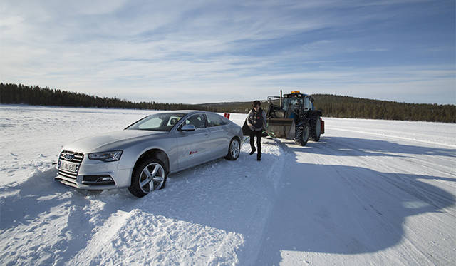 雪に埋もれてしまった場合、除雪車に救援を依頼し、自分で牽引用のロープをクルマにかける