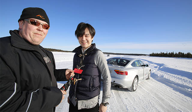 首からさげたカードに穴をあけてもらう