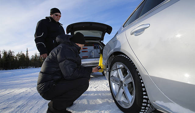 メンテナンススタッフも常駐。写真は後輪に空気をいれてもらっているところ
