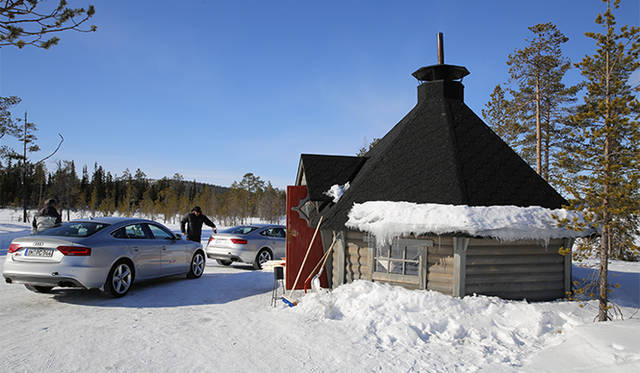 給油、休憩場所は、フィンランド伝統のコタづくりの小屋で