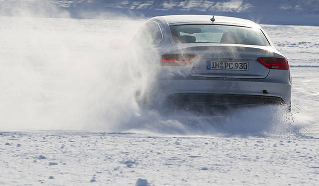 クルマの勢いを止められず、コース沿いの雪の抵抗に助けられる