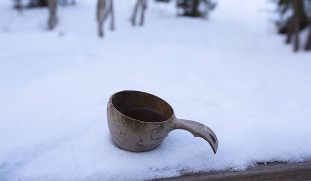 伝統的なカップに注がれた、あたたかいベリージュース