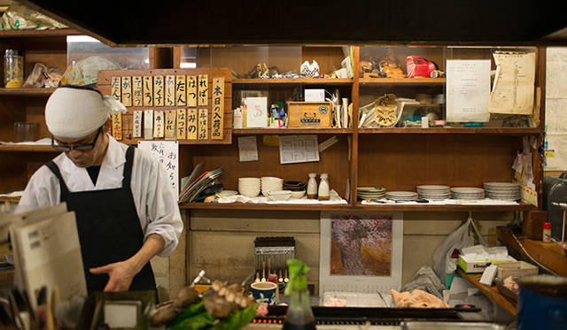 <strong>角田陽太｜東京浪漫酒場</strong>　恵比寿「縄のれん」　もつ焼きのメニューは、上段が豚で、下段が牛