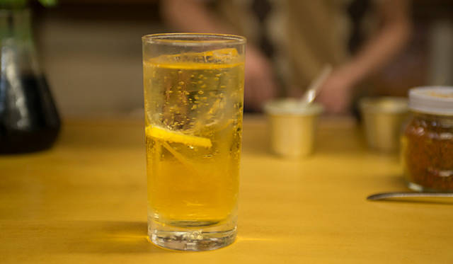 <strong>角田陽太｜東京浪漫酒場</strong>　恵比寿「縄のれん」　名物の焼酎ハイボール。まったく空気が入っていない上質な氷がうれしい