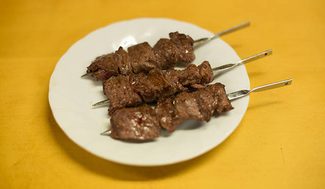 <strong>角田陽太｜東京浪漫酒場</strong>　恵比寿「縄のれん」　牛ハラミ串