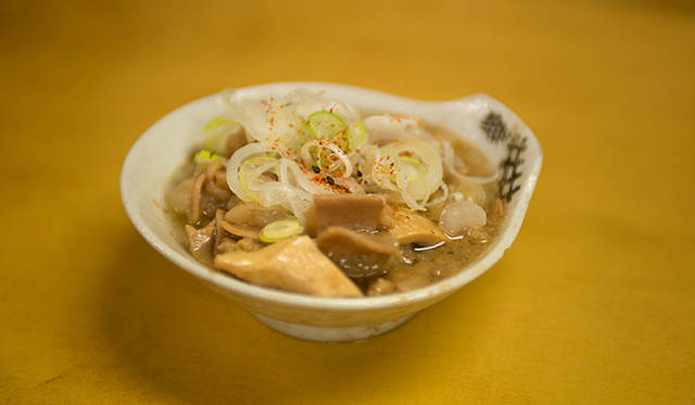 <strong>角田陽太｜東京浪漫酒場</strong>　恵比寿「縄のれん」　煮込みは牛もつ。ストレートな味は下町のもつ煮の有名店たちにも負けてない