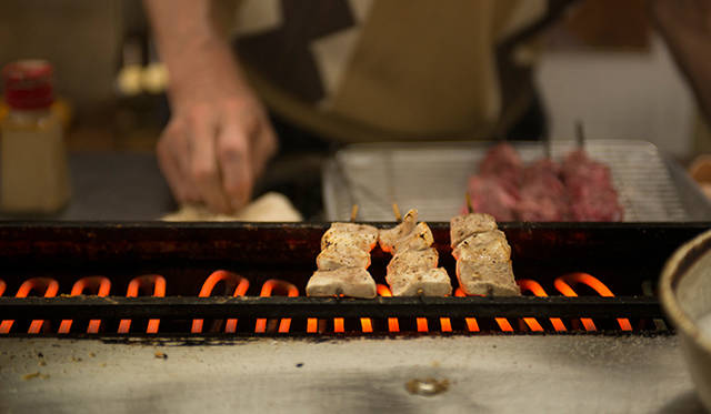 <strong>角田陽太｜東京浪漫酒場</strong>　恵比寿「縄のれん」　串で牛のミノ、ハツ下、シビレをいただけるところは珍しい。写真はハツ下