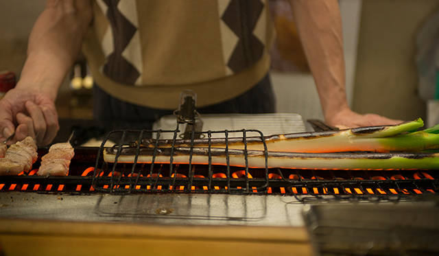 <strong>角田陽太｜東京浪漫酒場</strong>　恵比寿「縄のれん」　ネギは丸ごと焼く