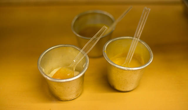 <strong>角田陽太｜東京浪漫酒場</strong>　恵比寿「縄のれん」　アルミ製のカップ。マスタードやにんにくの調味料が入っている