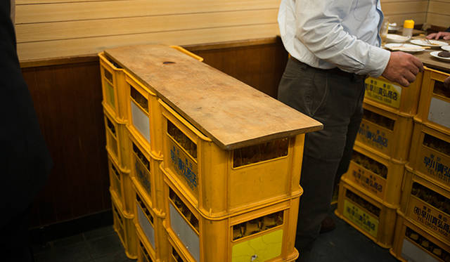 <strong>角田陽太｜東京浪漫酒場</strong>　恵比寿「縄のれん」　ソーダ瓶のケースの上に板を乗せただけのテーブル