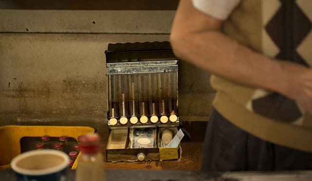 <strong>角田陽太｜東京浪漫酒場</strong>　恵比寿「縄のれん」　アナログなキャッシャーはオペレーションが明快。改装後も使いつづけてほしい