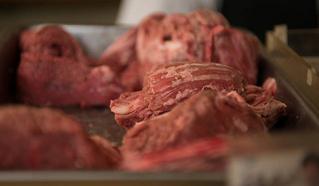 <strong>角田陽太｜東京浪漫酒場</strong>　恵比寿「縄のれん」　ハラミステーキの肉。ここからどれにするか選ぶことができる