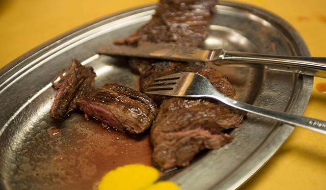 <strong>角田陽太｜東京浪漫酒場</strong>　恵比寿「縄のれん」　ハラミステーキはナイフとフォークでいただく。なぜかフォークは各航空会社のもの