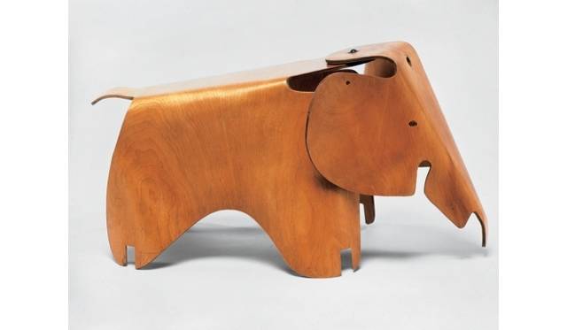 <strong>ART｜『カリフォルニア・デザイン1930-1965－モダン・リヴィングの起源－』</strong>　チャールズ & レイ・イームズ　エヴァンス・プロダクツ社成型合板部門〈象〉1945年　イームズ・コレクションLLC蔵 Eames Collection, LLC © The Eames Foundation. Courtesy Eames Office LLC (eamesoffice.com)　