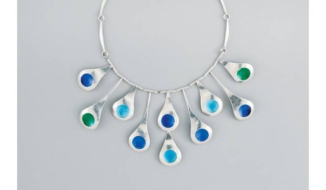 <strong>ART｜『カリフォルニア・デザイン1930-1965－モダン・リヴィングの起源－』</strong>　　アーリーン・フィシュ《ピーコック・テイル》 1962年 ロサンゼルス・カウンティ美術館蔵 LACMA, Gift of Arline Fisch in honor of Dr. Jae Carmichael © Arline Fisch. Photo © 2011 Museum Associates/LACMA