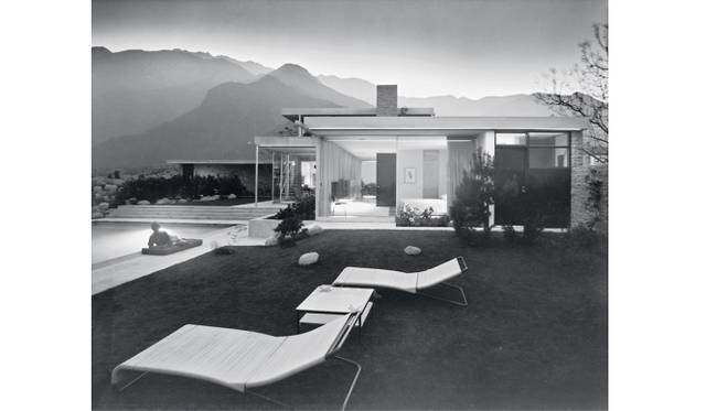 <strong>ART｜『カリフォルニア・デザイン1930-1965－モダン・リヴィングの起源－』</strong>　リチャード・ノイトラ 〈カウフマン邸（パームスプリングス）〉1946年写真：ジュリアス・シュルマン　1947年 ゲッティ・リサーチ・インスティテュート蔵 The Getty Research Institute, Los Angeles © J. Paul Getty Trust. Used with permission. Julius Shulman Photography Archive, Research Library at the Getty Research Institute (2004.R.10)