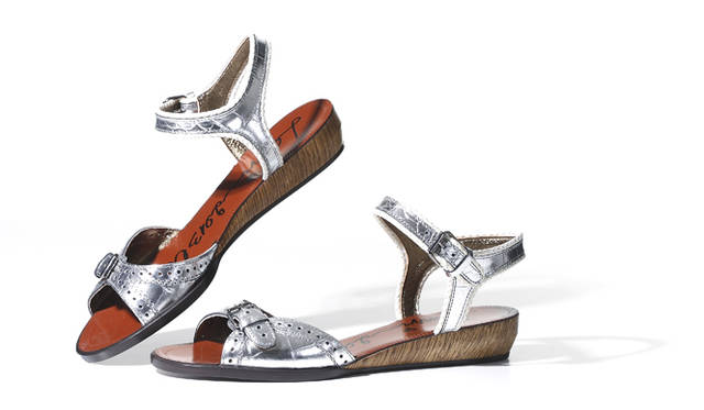 <strong>スタイルにエッジを効かせるメタリックシルバー</strong><br /><br />  いぶしたシルバーのような渋みのある輝きがクールなサンダルは、メンズライクなパンチングが存在感をいっそう際立たせる。足首のホワイトレザーのトリミングが軽やかなアクセントに。<br /><br />  サンダル[H2.5cm] 7万5600円（ランバン／ランバン ジャパン Tel. 03-3289-2782）