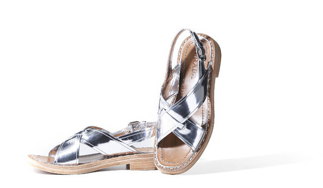 <strong>存在感のあるメンズライクなサンダルがトレンドに</strong><br /><br />  ボリュームのある幅広のフォルム、安定感のあるラバーソール、しっかりとコバのあるメンズ仕様のデザインと、じつは今季多くみられたのが、こんなメンズライクなサンダルだ。カジュアルなデザインも、ゴージャスなメタリックカラーでエレガントな仕上がりに。<br /><br />  サンダル[H3cm] 8万1900円（プラダ／プラダ ジャパンカスタマーリレーションズ　 0120-559-914）