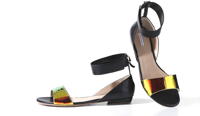 <strong>多彩な表情を生むオーロラカラー</strong><br /><br />  珍しいオーロラカラーのサンダルはエンポリオ アルマーニ。ブラックレザーで全体をシックに仕上げることで、角度によって表情を変える蠱惑（こわく）的なカラーを引き立たせる。存在感のあるアンクルストラップはベルトのアクセントでバックスタイルまで抜かりなく。<br /><br />  サンダル[H0.5cm] 5万6700円（エンポリオ アルマーニ／ジョルジオ アルマーニ ジャパン Tel.03-6274-7070）