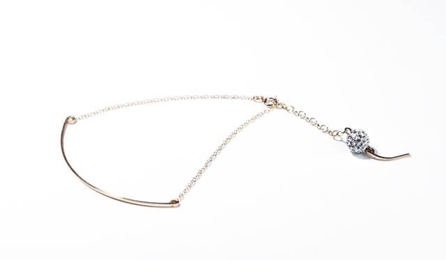  <strong>エッジィなスタイルにさりげなく女らしさを</strong><br /><br />  歩くたびビジューのきらめきが視線を奪うシンプルなアンクレットは、そのさりげなさが洗練された大人にはちょうどいい。エッジィなサンダルにあえて女性的なアイテムを合わせ、甘×辛の方程式が完成！  <br /><br /> アンクレット 7875円（バイボー／デミルクス ビームス Tel.03-5524-7661）