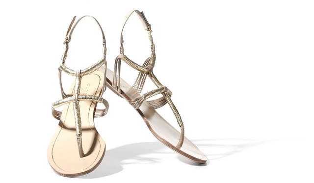 <strong>上品な輝きをまとうヌーディな足もと</strong><br /><br />  シャンパンゴールドとベージュの柔らかな色味のコントラストで、エレガントな輝きをもたらすヌーディなサンダル。主張しすぎることなく肌に優しくなじみ、フェミニンで華奢な足もとを演出。カジュアルなフラットサンダルでも“いい女”に仕上げてくれるシンデレラシューズだ。 <br /><br /> サンダル[H0cm] 6万9300円（グッチ／グッチ ジャパン カスタマーサービス Tel.03-5469-6611）
