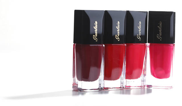 <strong>鮮烈な赤を差してレディに仕上げる</strong><br /><br />  エッジィなメタリックカラーに負けない存在感のあるレッドネイルで女性らしさをプラスしたい。お薦めは、まるでパテントレザーのような鮮やかな発色と艶やかな仕上がりが魅力のゲランの新作ネイル。新開発のフラットブラシで塗りやすさもアップした全10色がラインナップする。なかでも今年らしいビビッドなピンク～深みのあるボルドーのグラデーションに注目だ。 <br /><br /> ラ ラック クルール　各3045円（ゲラン／ゲランお客様窓口　  0120-140-677）
