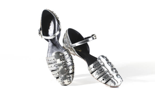  <strong>クラフツマンシップ溢れるレトロモダンな一足</strong><br /><br />  のぞく素肌が涼しげな、どこか懐かしさのあるサンダルをモダンにアレンジ。トッズならではのクラフツマンシップを感じさせるトップの細工はため息ものの美しさ。淡いシャンパンゴールドの色味もユニークである。 <br /><br /> サンダル[0cm] 6万9300円（トッズ／トッズ・ジャパン　 0120-102-578）