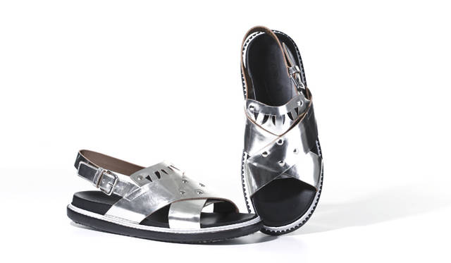 <strong>歩きやすさ抜群のラバーソール</strong><br /><br />  玄人向けのプチトレンドとして注目したいメンズライクなサンダルをマルニにも発見。まるで甲冑のようなトップのデザインは存在感大。ブラックのソールにホワイトで描かれたチャーミングなペイントが遊び心溢れるマルニらしいアクセントに。 <br /><br /> サンダル[1cm] 6万6150円（マルニ サマー エディション／マルニジャパン Tel.03-6416-1024）