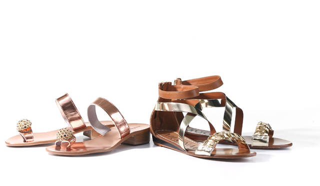<strong>ひとクセ効かせた差のつく足もと</strong><br /><br />  ビジューを際立たせるため、他の装飾を潔く省いたヌードなサンダルはファビオ ルスコーニ。素足にジュエルだけをまとっているようなロマンティックな一足だ。グラディエイター風のサンダルはムニャイ。プレーンなレザ―をベースに、編まれたもの、メタリックゴールドのものと個性の異なる3つのレザーをミックス、そのコントラストが立体的な表情を生む。 <br /><br /> サンダル 左から1万8900円[H2.5cm]（ファビオ ルスコーニ／ドレステリア 神南本店 Tel.03-5457-2435）、2万9400円[H1.5cm]（ムニャイ／アングローバルショップ 表参道店　Tel.03-3470-2151）
