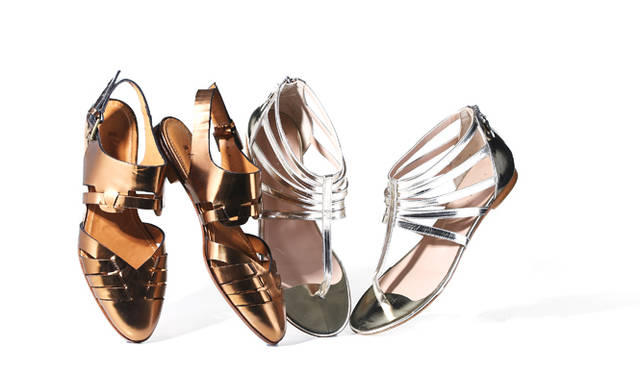 <strong>さりげなくトレンドを取り入れる</strong><br /><br />  トレンドカラーをさりげなくこなすなら、こうした柔らかな光沢のものをセレクト。直線的なデザインで足もとを細く華奢に見せるトングタイプ、ベルト使いが個性的なトウのあるタイプは明日からすぐに活躍してくれそう。 <br /><br /> サンダル 左から 2万3100円（エマ・ゴー／ビューティ&ユース ユナイテッドアローズ 渋谷キャットストリートウィメンズストア Tel. 03-5468-3916）、2万5200円（エストネーション／エストネーション Tel. 03-5159-7800）