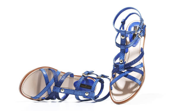 <strong>海の青のように爽快なブルー</strong><br /><br />  LVロゴがエンボスされたレザーとパイソンの型押しをほどこしたレザー、異なる2本のラインを編み上げたビビッドなブルーのグラディエイター風のサンダルはルイ・ヴィトン。カジュアルなデザインにゴールドのメタルパーツがラグジュアリーな輝きを添える。 <br /><br /> サンダル 12万4950円（ルイ・ヴィトン／ルイ・ヴィトン カスタマーサービス　 0120-00-1854）