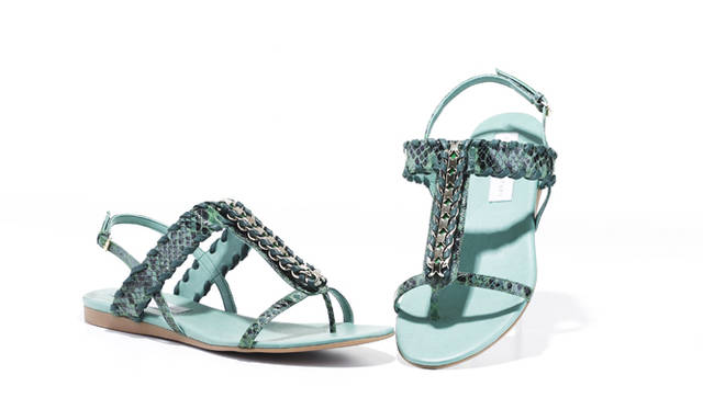 <strong>得意のチェーンづかいが印象的</strong><br /><br />  レザー、パイソン、パテント、チェーンと、複数の異なる素材を組み合わせた、奥行きのある細やかなデザインで存在感をアピール。ちなみに、デザイナーのステラ・マッカートニーは、熱心な動物愛護活動で知られている人物。パイソンはもちろんフェイクである。 <br /><br /> サンダル[H0.5cm] 5万4600円（ステラ マッカートニー／ステラ マッカートニー ジャパン Tel.03-6427-3507）