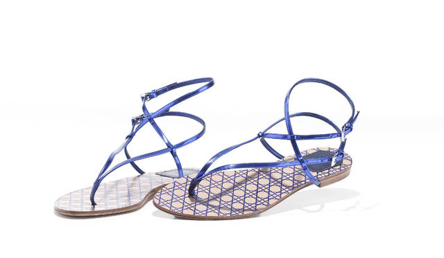 <strong>華奢な足もとを完成させる魔法のライン</strong><br /><br />  緊張感のあるシャープなメタリックブルーのラインが素肌のうえを軽やかに走るデザインが、女性らしい華奢な足もとをクールに完成させる。ヌーディな足もとにはネイルも鮮やかに映えるはず。 <br /><br /> サンダル 6万6150円（ディオール／クリスチャン ディオール Tel.0570-200-088）
