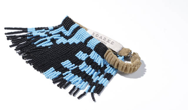 <strong>異なるカラーを思い切って組み合わせて、足もとにインパクトを！</strong><br /><br />  ブルー×ブラックのビーズが彩るボリュームのあるアンクレットは存在感大。シンプルなサンダルにアクセントをプラスするにはもちろん、カラー×カラーのコーディネイトを楽しむのもいいだろう。夏らしいゴキゲンな足もとを！ <br /><br /> アンクレット　2万3100円（ローク／ユナイテッドアローズ 原宿本店 ウィメンズ館 Tel.03-3479-8176）