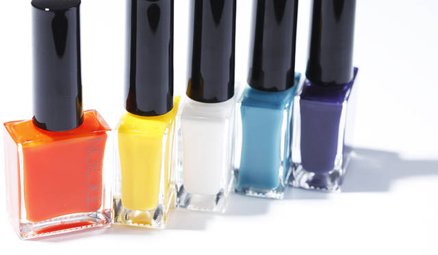 <strong>ビビッドなサンダルに負けないポップ＆キッチュなネイル</strong><br /><br />  ランウェイから届く“旬なメイクアップ”を叶える仕上がりが、とくにファッションコンシャスな人びとから絶大な支持を集めるアディクションより、この夏のトレンドをしっかり押さえたネイルポリッシュをピックアップ。コケティッシュなファクトリーガールをイメージしたというポップでキッチュなカラーリングは透明感溢れるシアーな仕上がり。夏らしい涼しげな足もとを完成させる。 <br /><br /> アディクション ネイルポリッシュ　各1890円（アディクション／ADDICTION BEAUTY   0120-586-683）